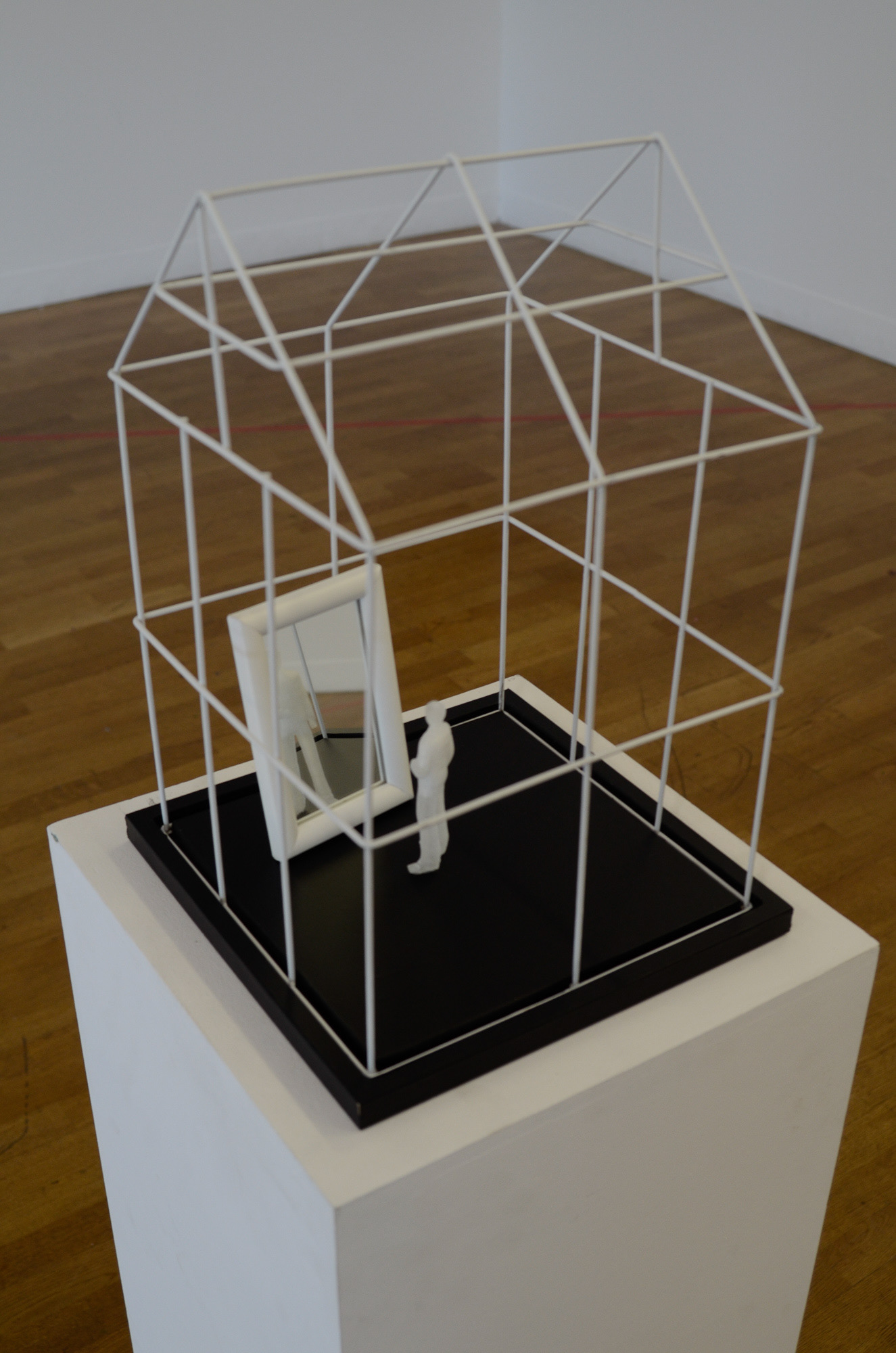 Stan psychastenii architektonicznej, 2017, fot. autor Instalacja: płyta mdf 27 x 27 x 41 cm, lustro, obiekt 3D, 2017 Ekspozycja: Centrum Sztuki Współczesnej, „Znaki Czasu”, Toruń 2018 r.
