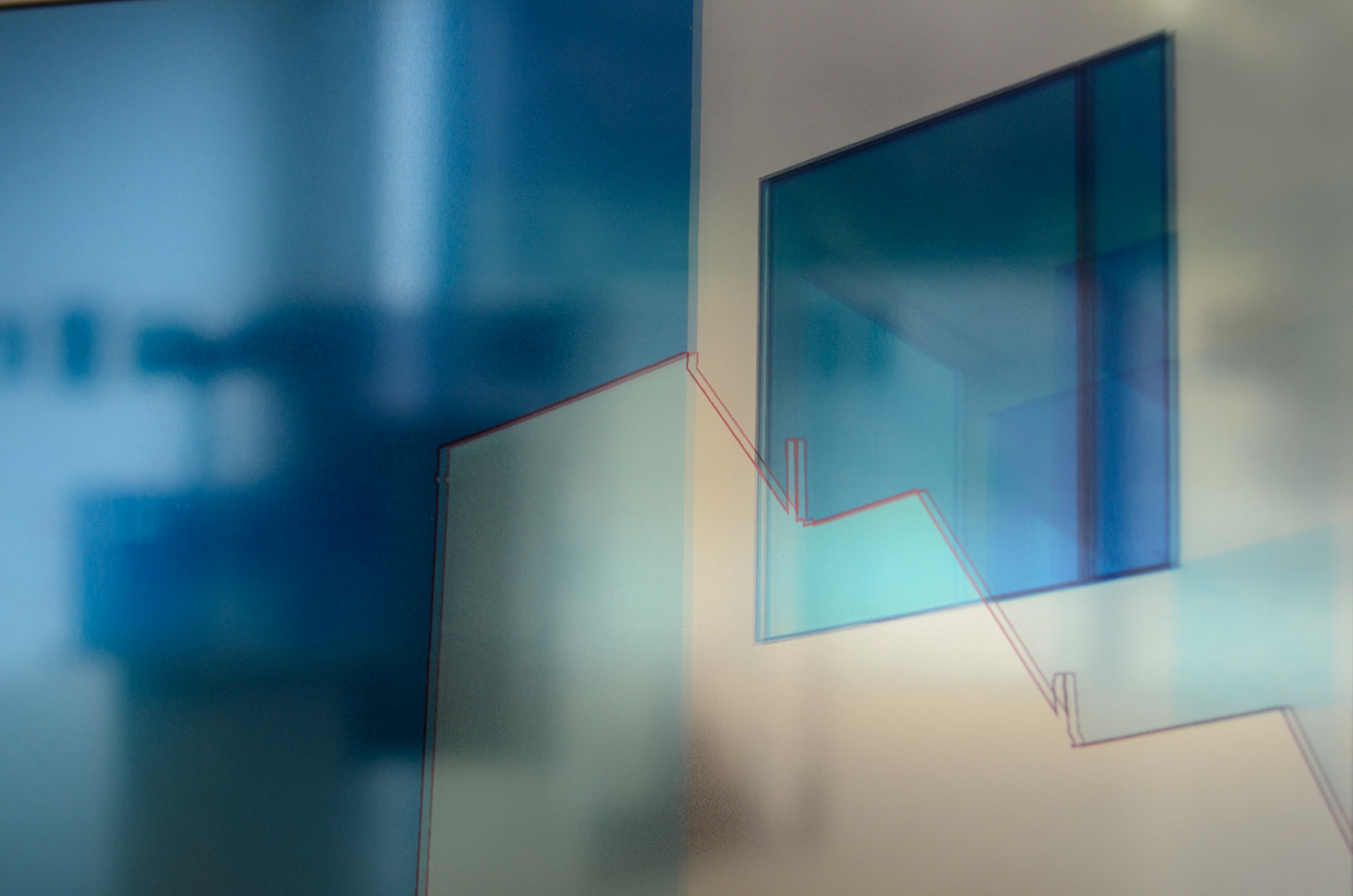 Fragment fasady zwielokrotnionej, 2017, fot. autor Instalacja: fotografia transparentna 32 x 43 cm obiekt 44 x 44 x 32 cm, płyta mdf, szkło, (technika cyfrowa), wydruk atramentowy, 2017 Ekspozycja: Centrum Sztuki Współczesnej, „Znaki Czasu”, Toruń 2018 r.
