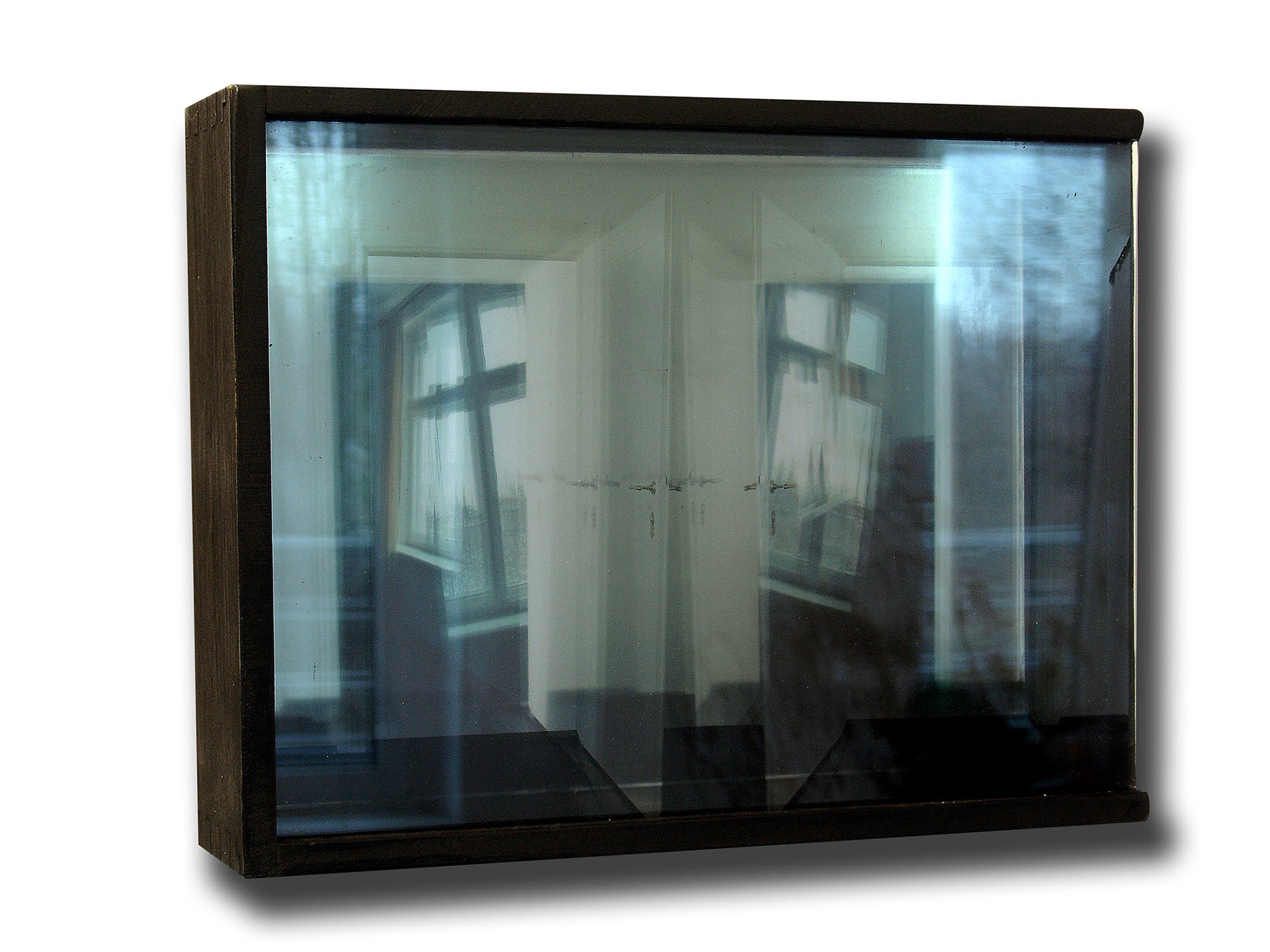 Głębia przezroczystości, 2006, fot. autor Fotografia - instalacja (wydruk cyfrowy transparentny), box, lustro, szkło, 30x40 cm