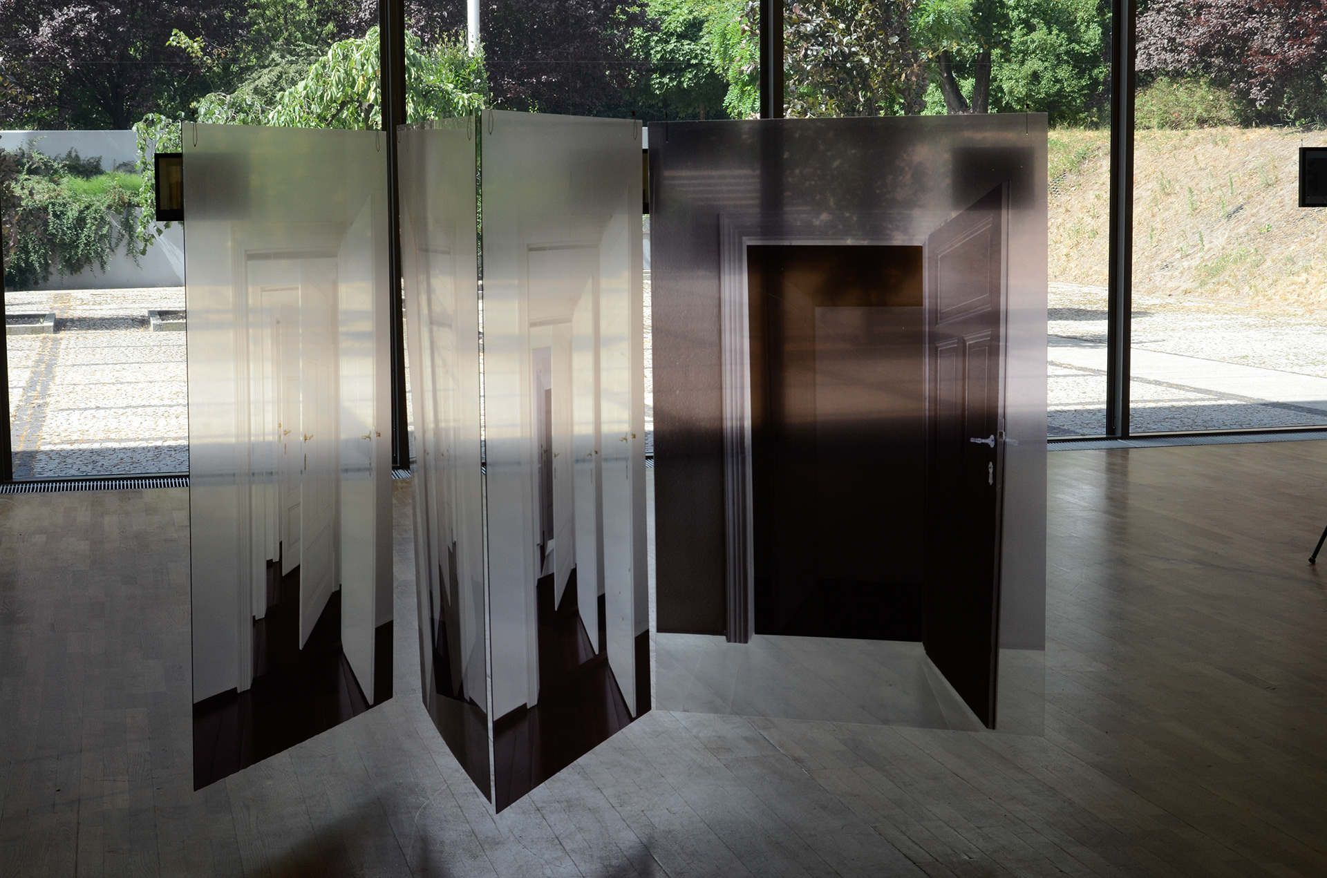 Obecność, 2010, fot. autor Fotografia - instalacja (technika cyfrowa), wydruki atramentowe solwentowe, plexi 100x150 cm Ekspozycja: Centrum Sztuki Współczesnej „Znaki Czasu” Toruń 2018 r.