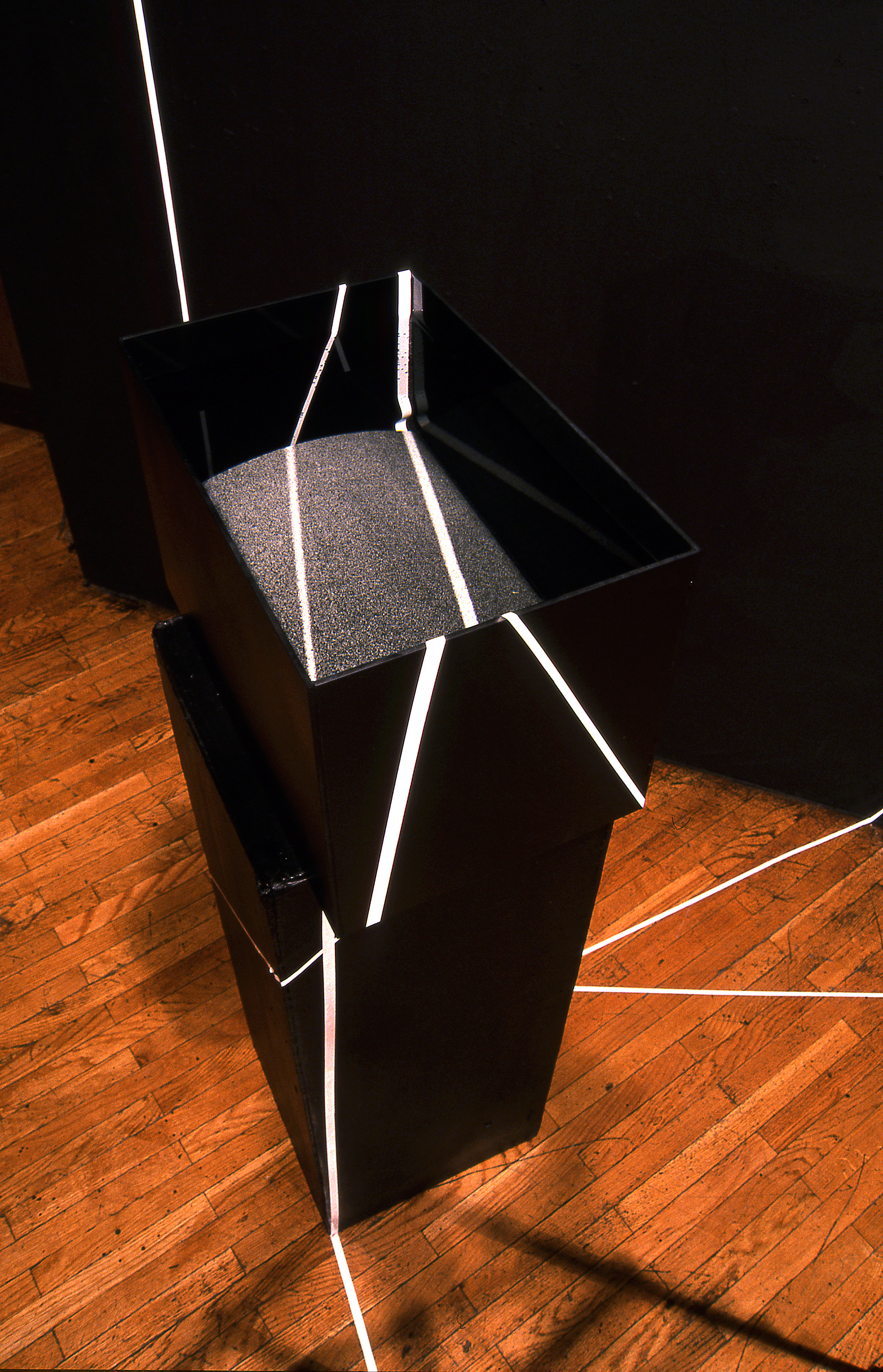 Q-BIS-M, 2003-2004, fot. autor Fotografia - instalacja (technika srebrowa), akwarium z wodą, linia - taśma,