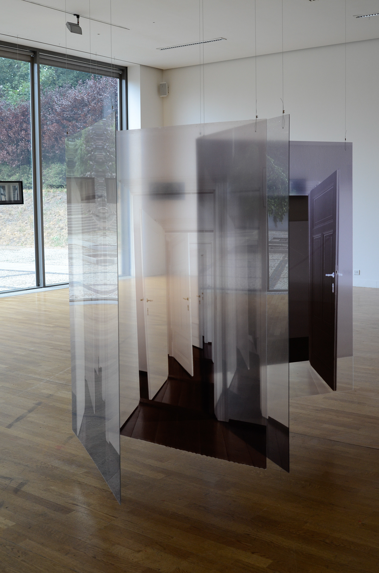 Obecność, 2010, fot. autor Fotografia - instalacja (technika cyfrowa), wydruki atramentowe solwentowe, plexi 100x150 cm Ekspozycja: Centrum Sztuki Współczesnej „Znaki Czasu” Toruń 2018 r.