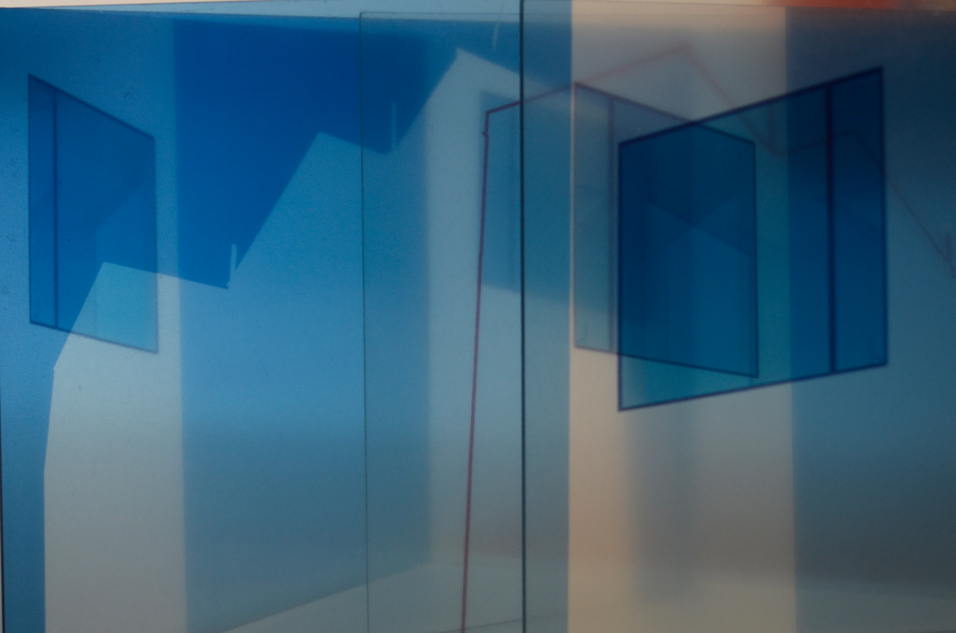 Fragment fasady zwielokrotnionej, 2017, fot. autor Instalacja: fotografia transparentna 32 x 43 cm obiekt 44 x 44 x 32 cm, płyta mdf, szkło, (technika cyfrowa), wydruk atramentowy, 2017 Ekspozycja: Centrum Sztuki Współczesnej, „Znaki Czasu”, Toruń 2018 r.