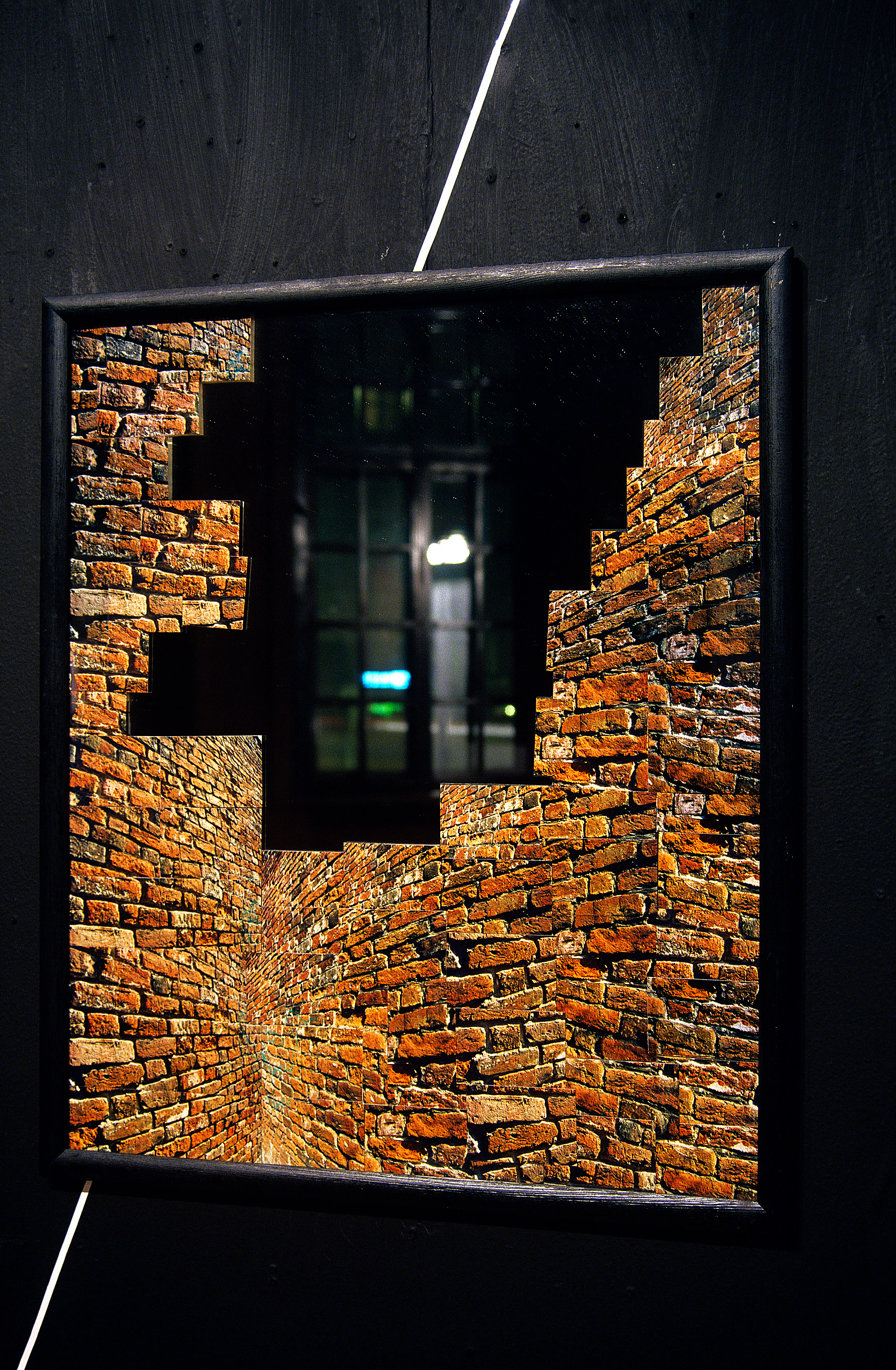 Q-BIS-M, 2003-2004, fot. autor Fotografia - instalacja (technika srebrowa), lustro, szkło,(powiększenia) 50x70 cm,
