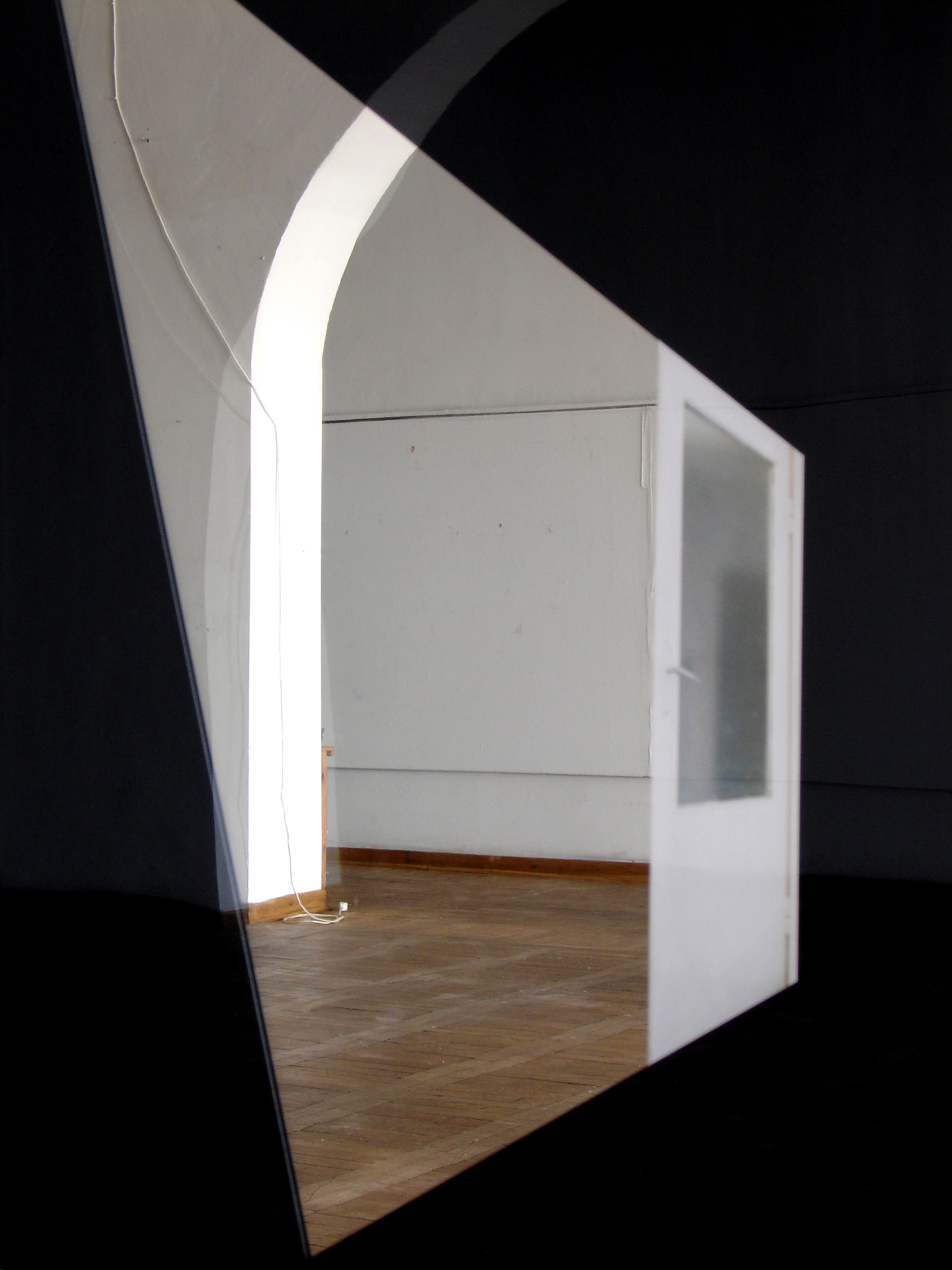 Q-BIS-M, 2003-2004, fot. autor Fotografia - instalacja (technika srebrowa), lustro, szkło, karton,(powiększenia) 50x70 cm,