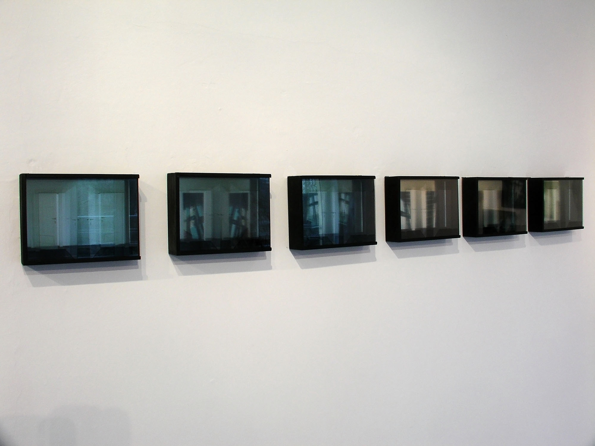 Głębia przezroczystości, 2006, fot. autor Fotografia - instalacja (wydruk cyfrowy transparentny), box, lustro, szkło, 30x40 cm
