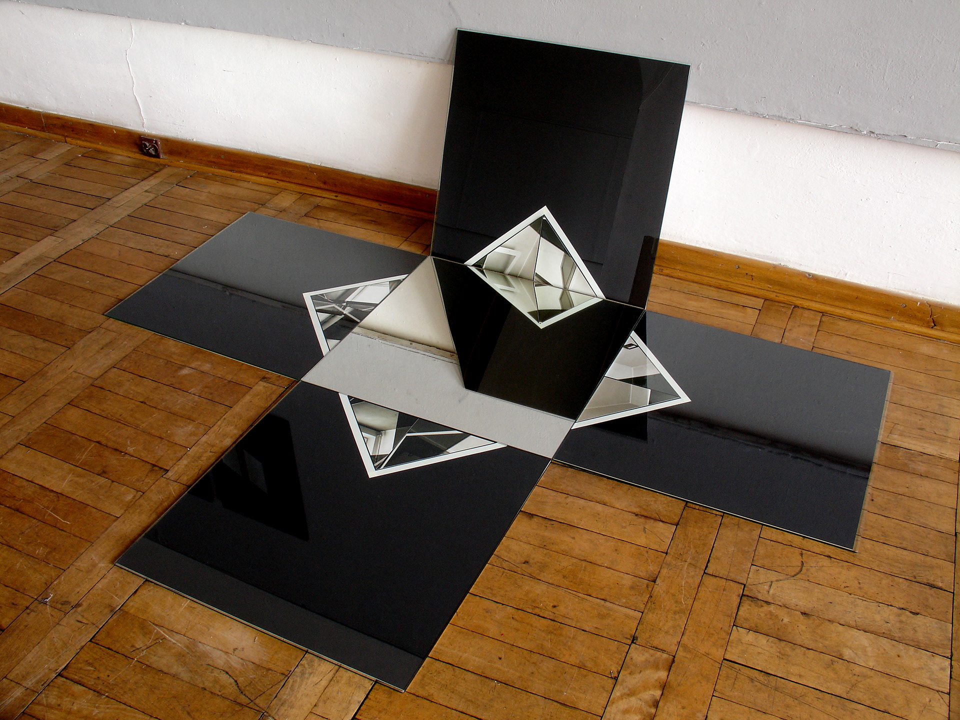Q-BIS-M, 2003-2004, fot. autor Fotografia - instalacja (technika srebrowa), lustro, szkło, karton,(powiększenia) 50x70 cm, (instalacja) 150x150 cm