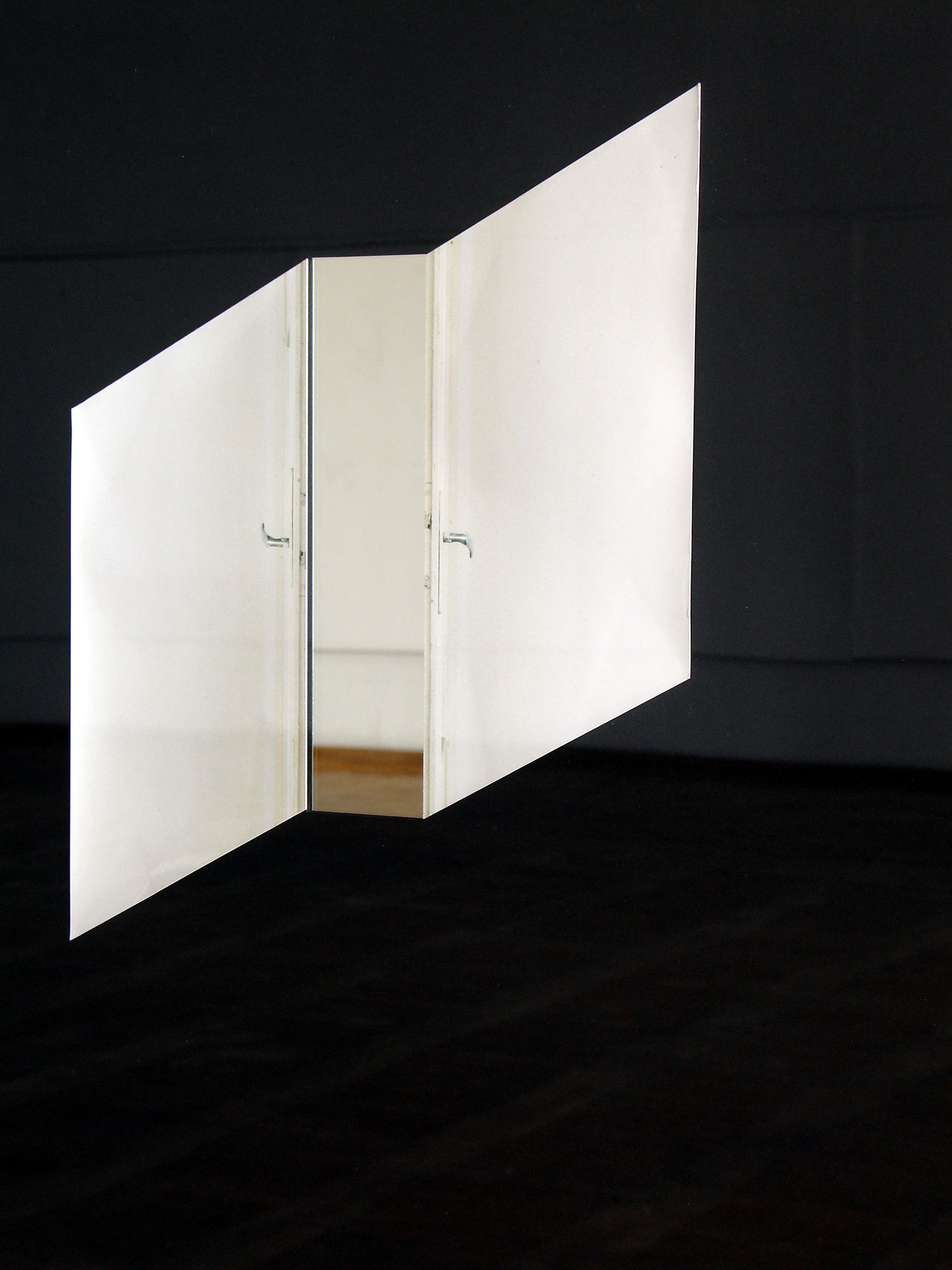 Q-BIS-M, 2003-2004, fot. autor Fotografia - instalacja (technika srebrowa), lustro, szkło, karton,(powiększenia) 50x70 cm,