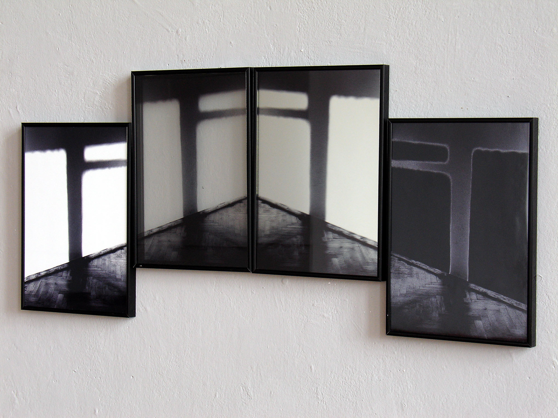 Dom, 2004, fot. autor Fotografia - instalacja (wydruk cyfrowy), lustro, szkło, (powiększenia) 30x40 cm