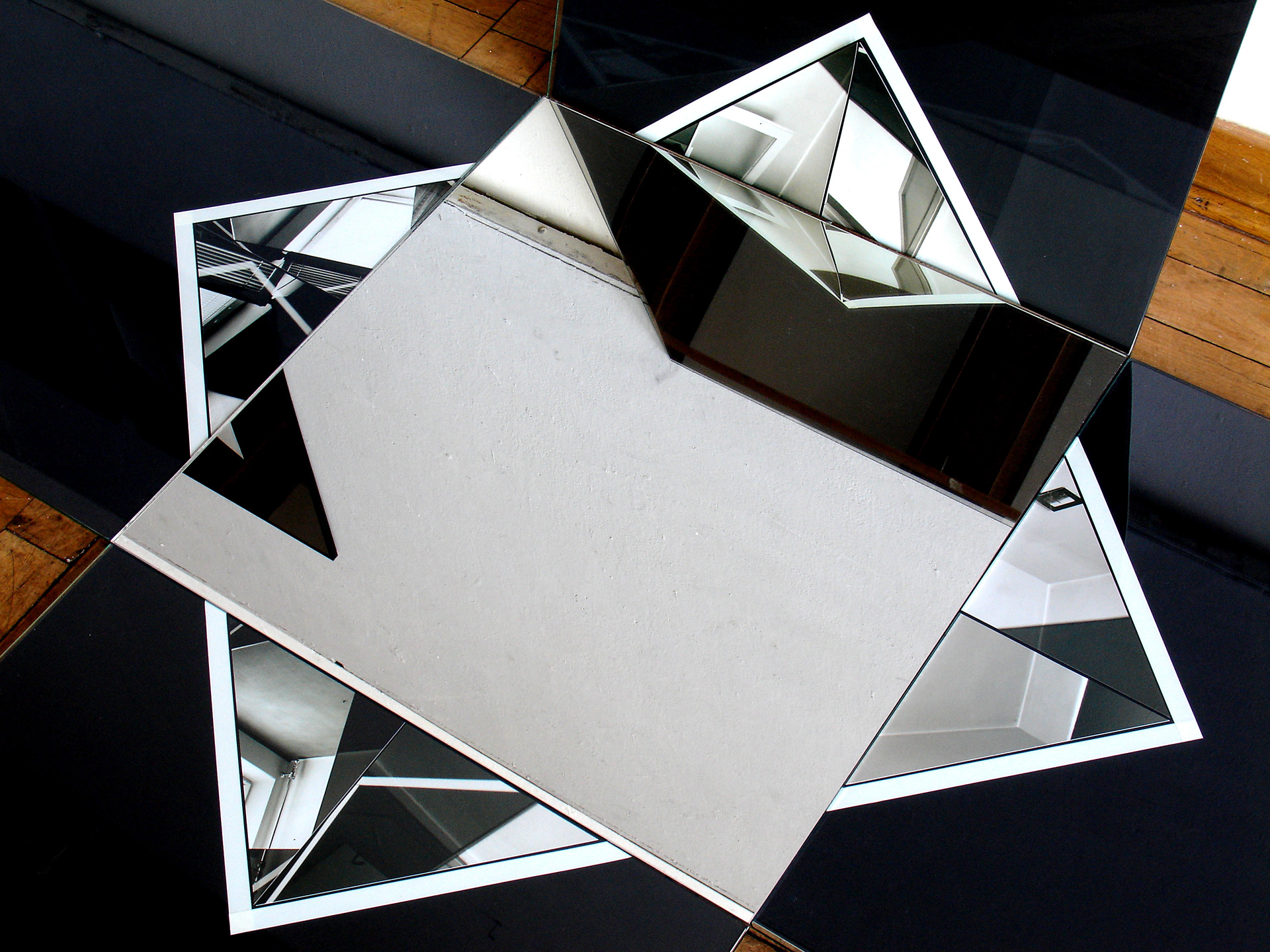 Q-BIS-M, 2003-2004, fot. autor Fotografia - instalacja (technika srebrowa), lustro, szkło, karton,(powiększenia) 50x70 cm, (instalacja) 150x150 cm