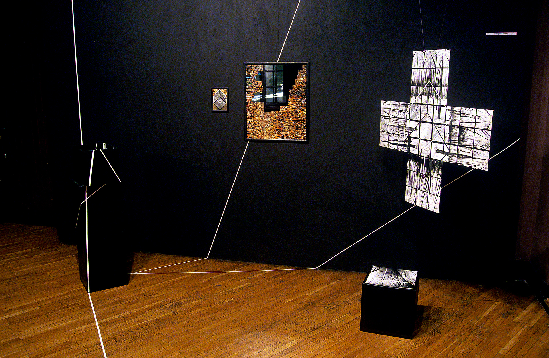 Q-BIS-M, 2003-2004, fot. autor Fotografia - instalacja (technika srebrowa), lustro, szkło,(powiększenia) 50x70 cm,