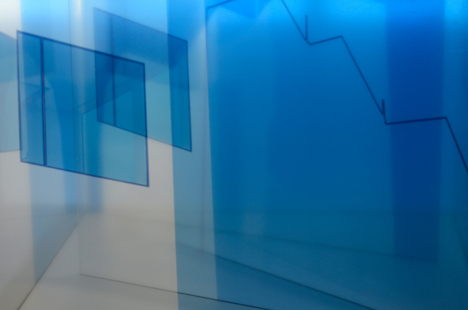 Fragment fasady zwielokrotnionej, 2017, fot. autor Instalacja: fotografia transparentna 32 x 43 cm obiekt 44 x 44 x 32 cm, płyta mdf, szkło, (technika cyfrowa), wydruk atramentowy, 2017 Ekspozycja: Centrum Sztuki Współczesnej, „Znaki Czasu”, Toruń 2018 r.