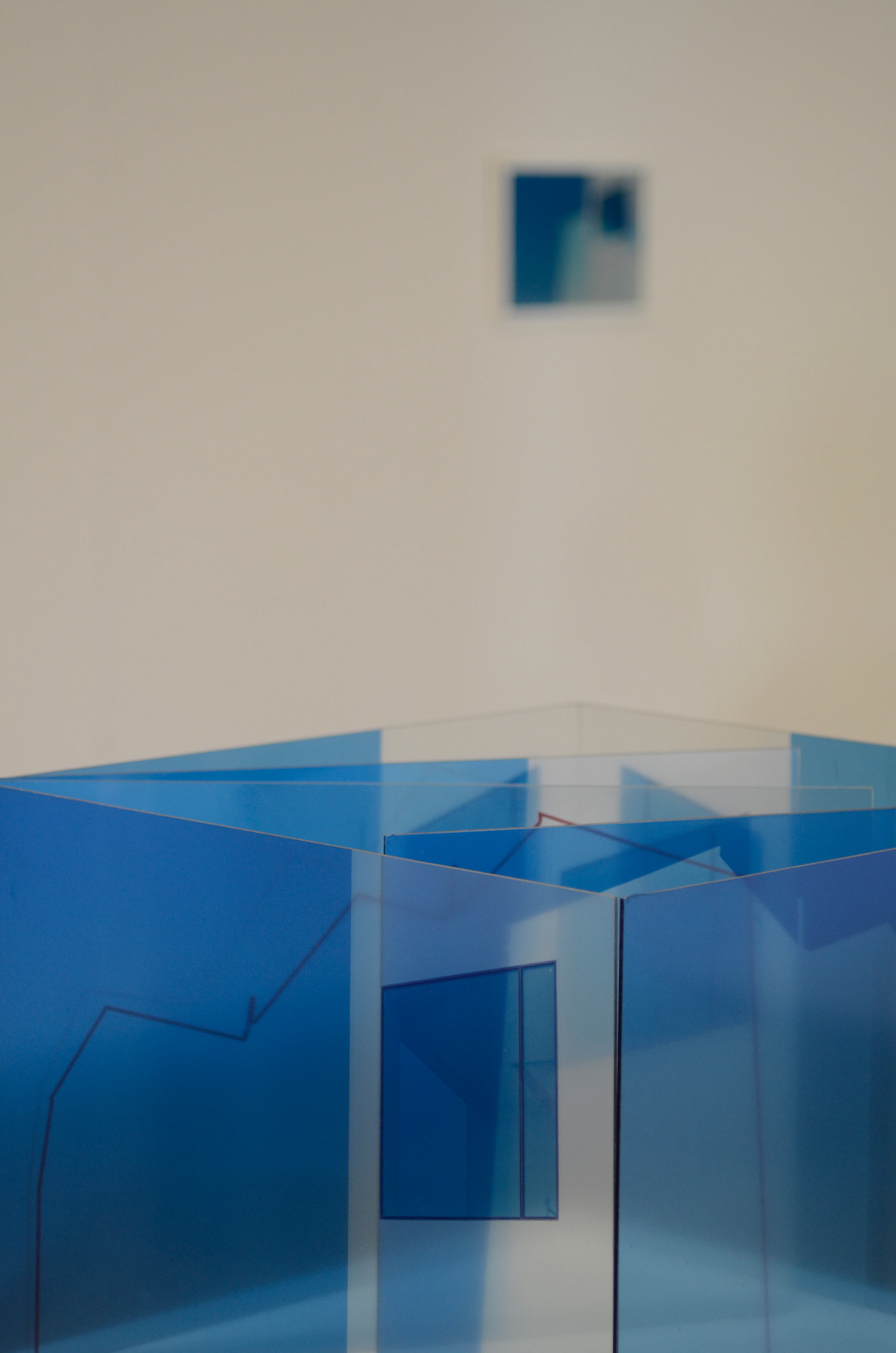 Fragment fasady zwielokrotnionej, 2017, fot. autor Instalacja: fotografia transparentna 32 x 43 cm obiekt 44 x 44 x 32 cm, płyta mdf, szkło, (technika cyfrowa), wydruk atramentowy, 2017 Ekspozycja: Centrum Sztuki Współczesnej, „Znaki Czasu”, Toruń 2018 r.