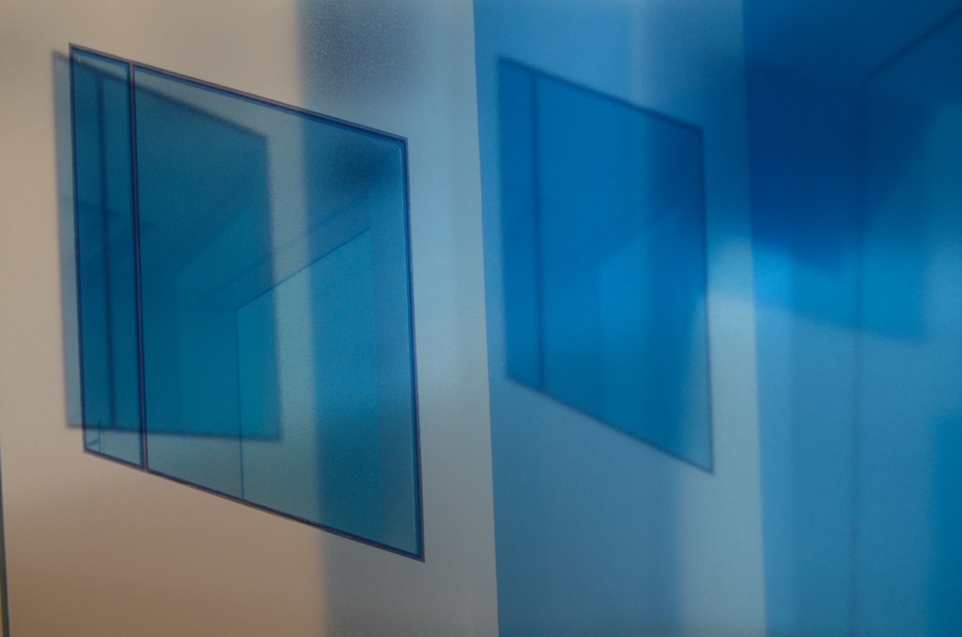 Fragment fasady zwielokrotnionej, 2017, fot. autor Instalacja: fotografia transparentna 32 x 43 cm obiekt 44 x 44 x 32 cm, płyta mdf, szkło, (technika cyfrowa), wydruk atramentowy, 2017 Ekspozycja: Centrum Sztuki Współczesnej, „Znaki Czasu”, Toruń 2018 r.