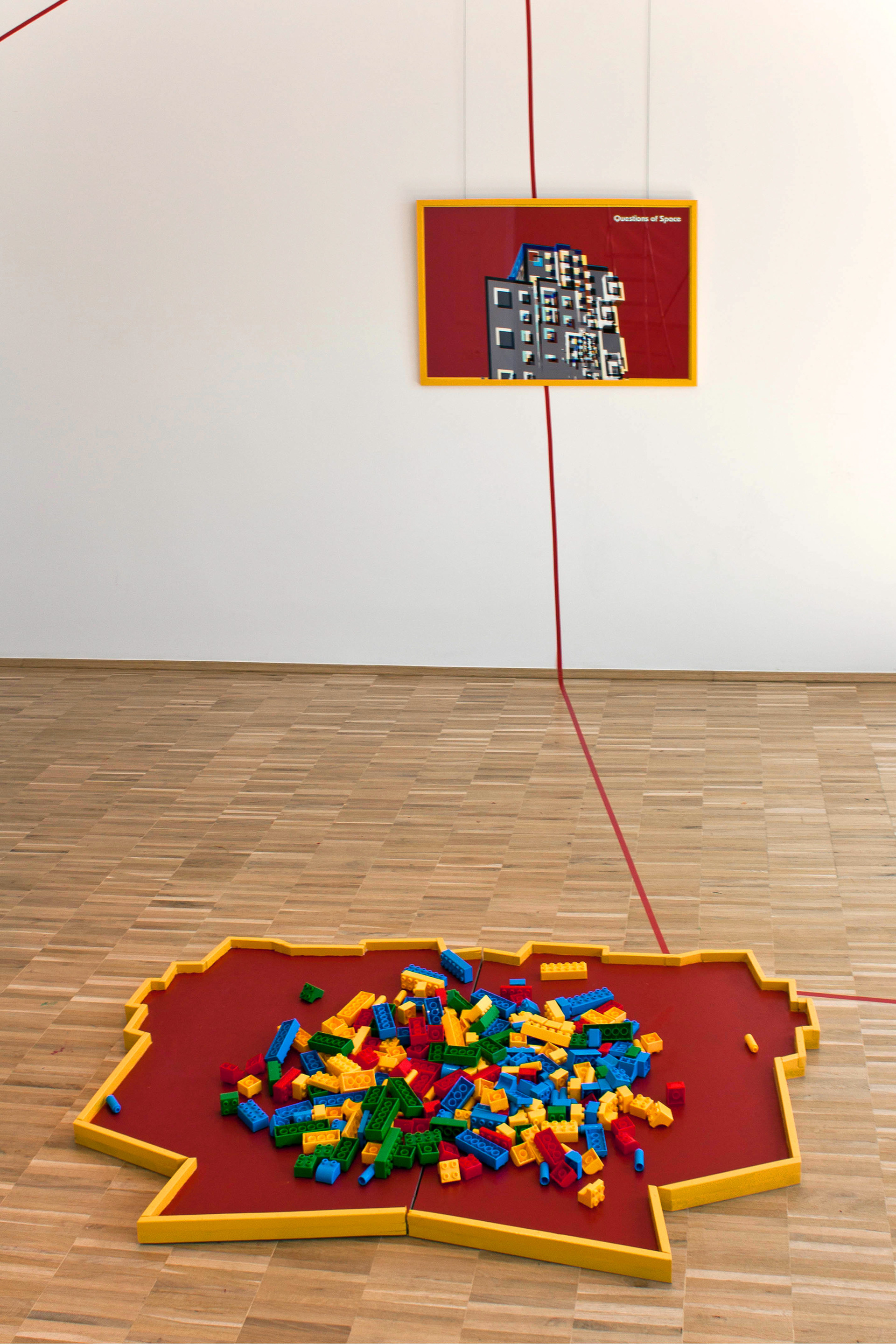 Questions of Space, 2010-2012, fot. autor Fotografia (technika cyfrowa), instalacja (klocki lego), wydruk atramentowy 60 x 86 cm, Galeria „OKNO” Słubice, 2012 r.