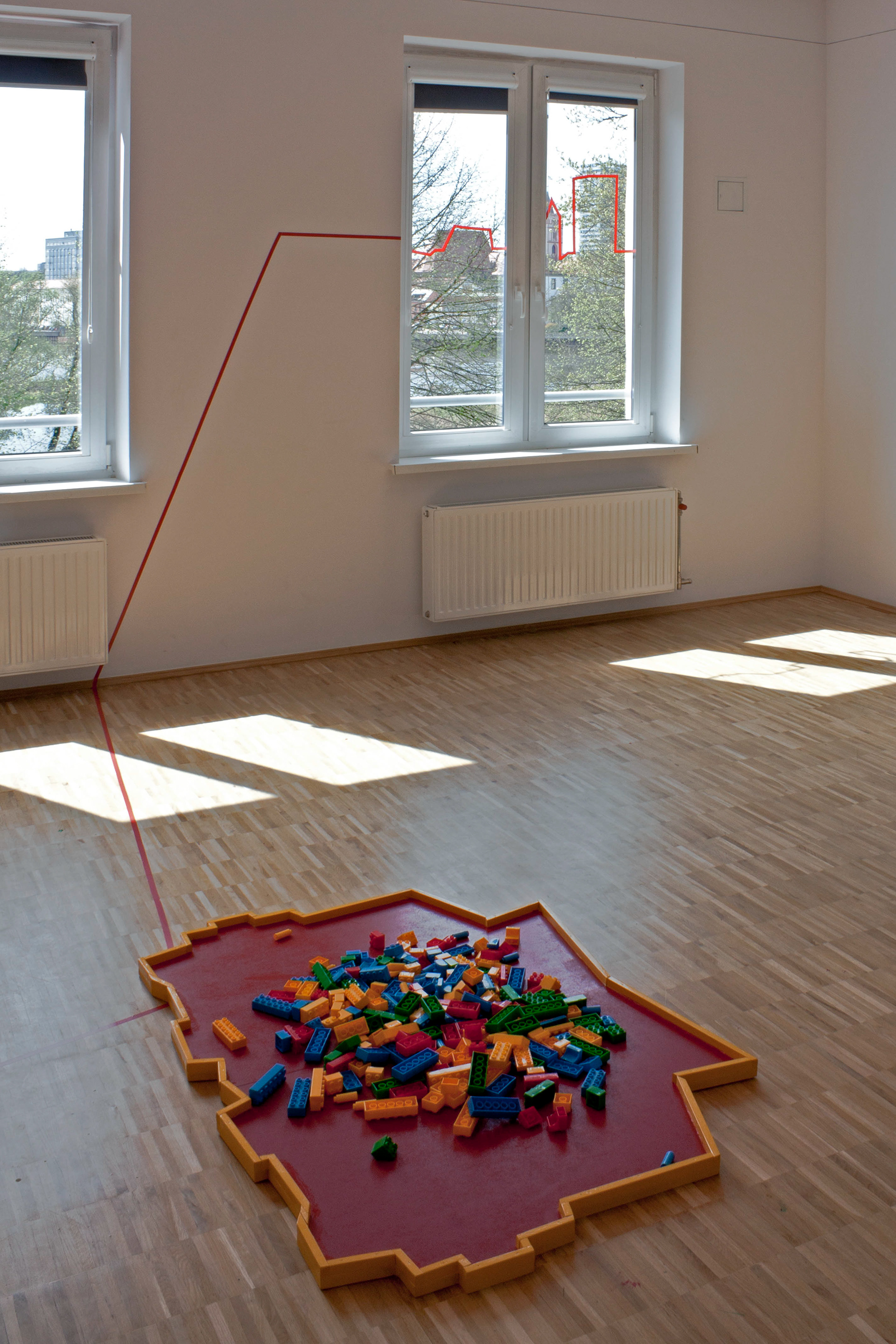 Questions of Space, 2010-2012, fot. autor Fotografia (technika cyfrowa), instalacja (klocki lego), wydruk atramentowy 60 x 86 cm, Galeria „OKNO” Słubice, 2012 r.