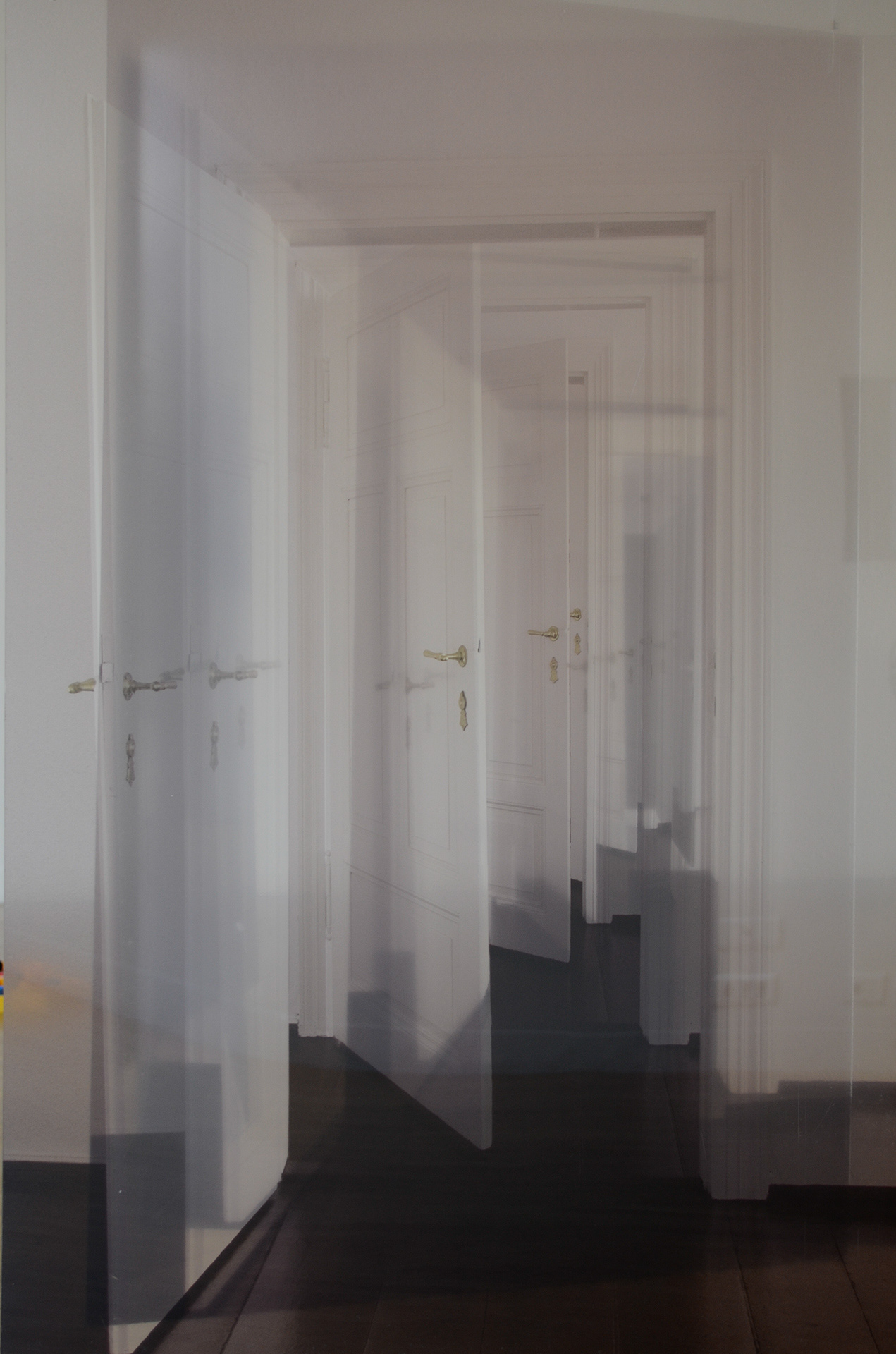 Obecność, 2010, fot. autor Fotografia - instalacja (technika cyfrowa), wydruki atramentowe solwentowe, plexi 100x150 cm Ekspozycja: Centrum Sztuki Współczesnej „Znaki Czasu” Toruń 2018 r.