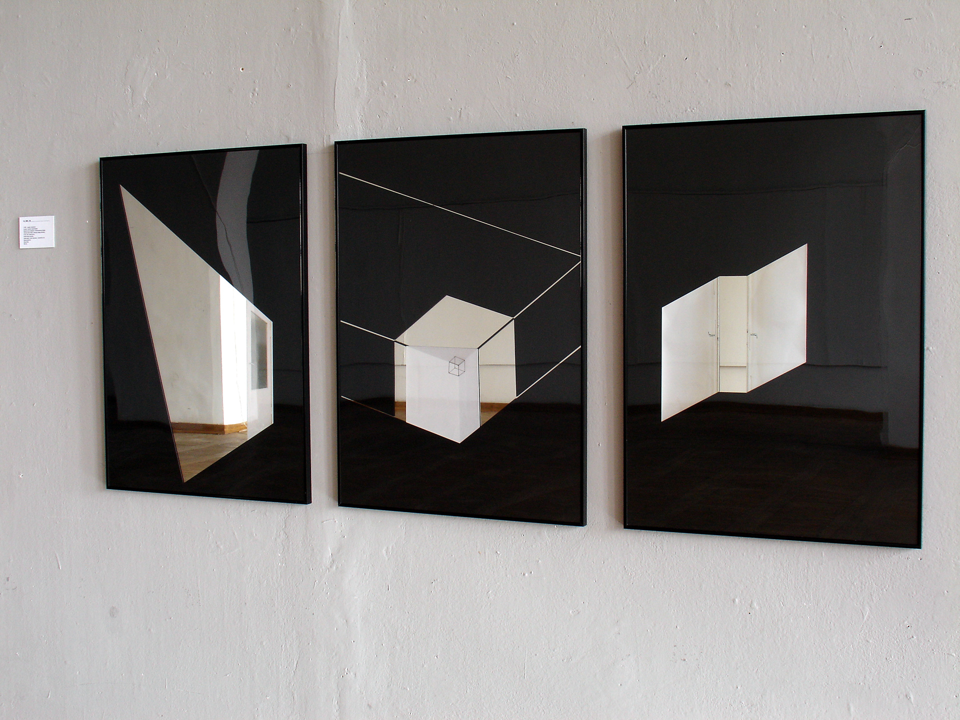 Q-BIS-M, 2003-2004, fot. autor Fotografia - instalacja (technika srebrowa), lustro, szkło, karton,(powiększenia) 50x70 cm,