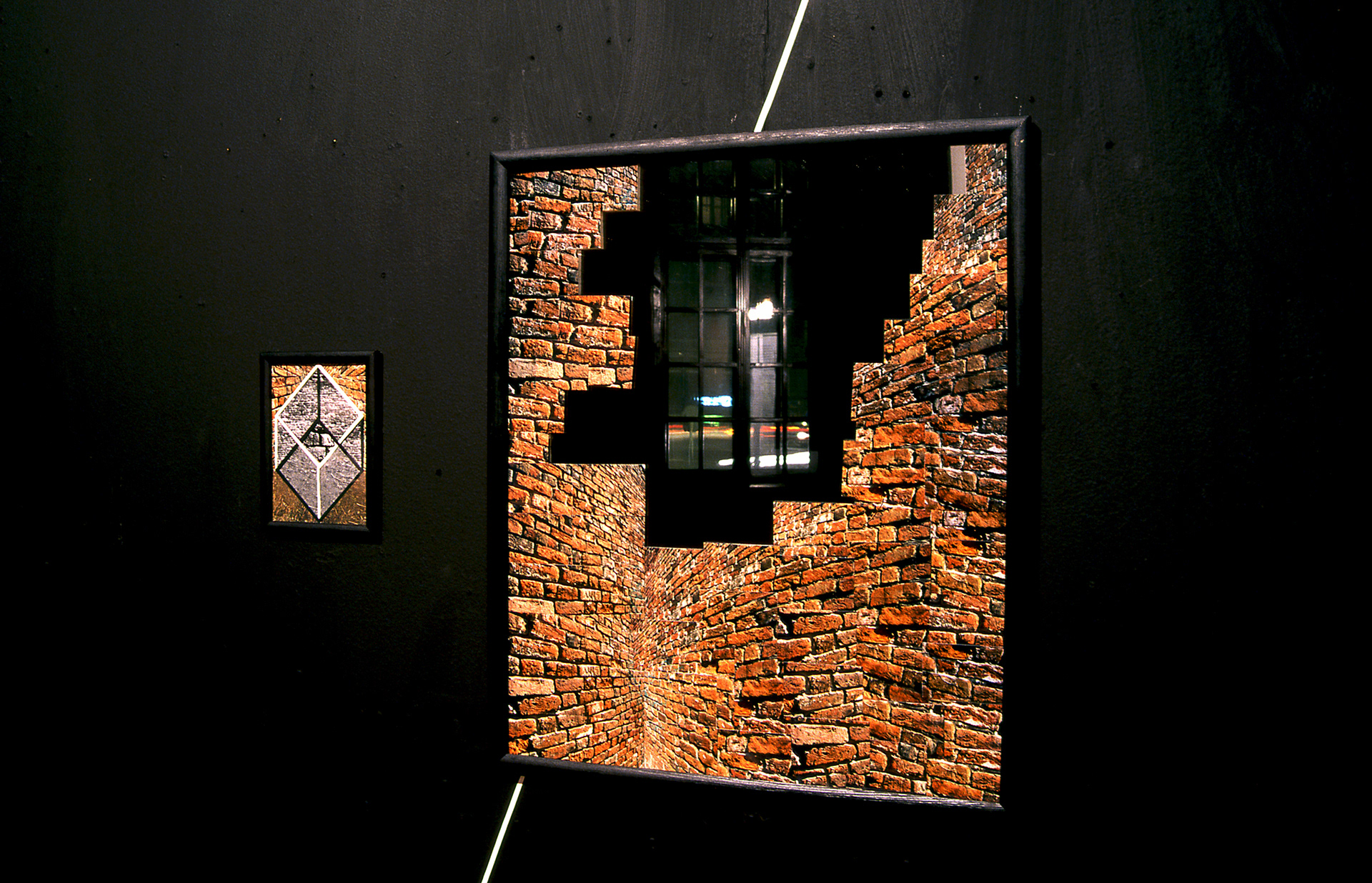 Q-BIS-M, 2003-2004, fot. autor Fotografia - instalacja (technika srebrowa), lustro, szkło,(powiększenia) 50x70 cm,