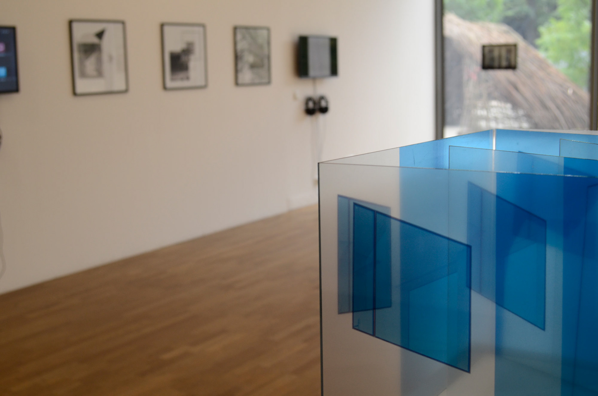 Fragment fasady zwielokrotnionej, 2017, fot. autor Instalacja: fotografia transparentna 32 x 43 cm obiekt 44 x 44 x 32 cm, płyta mdf, szkło, (technika cyfrowa), wydruk atramentowy, 2017 Ekspozycja: Centrum Sztuki Współczesnej, „Znaki Czasu”, Toruń 2018 r.