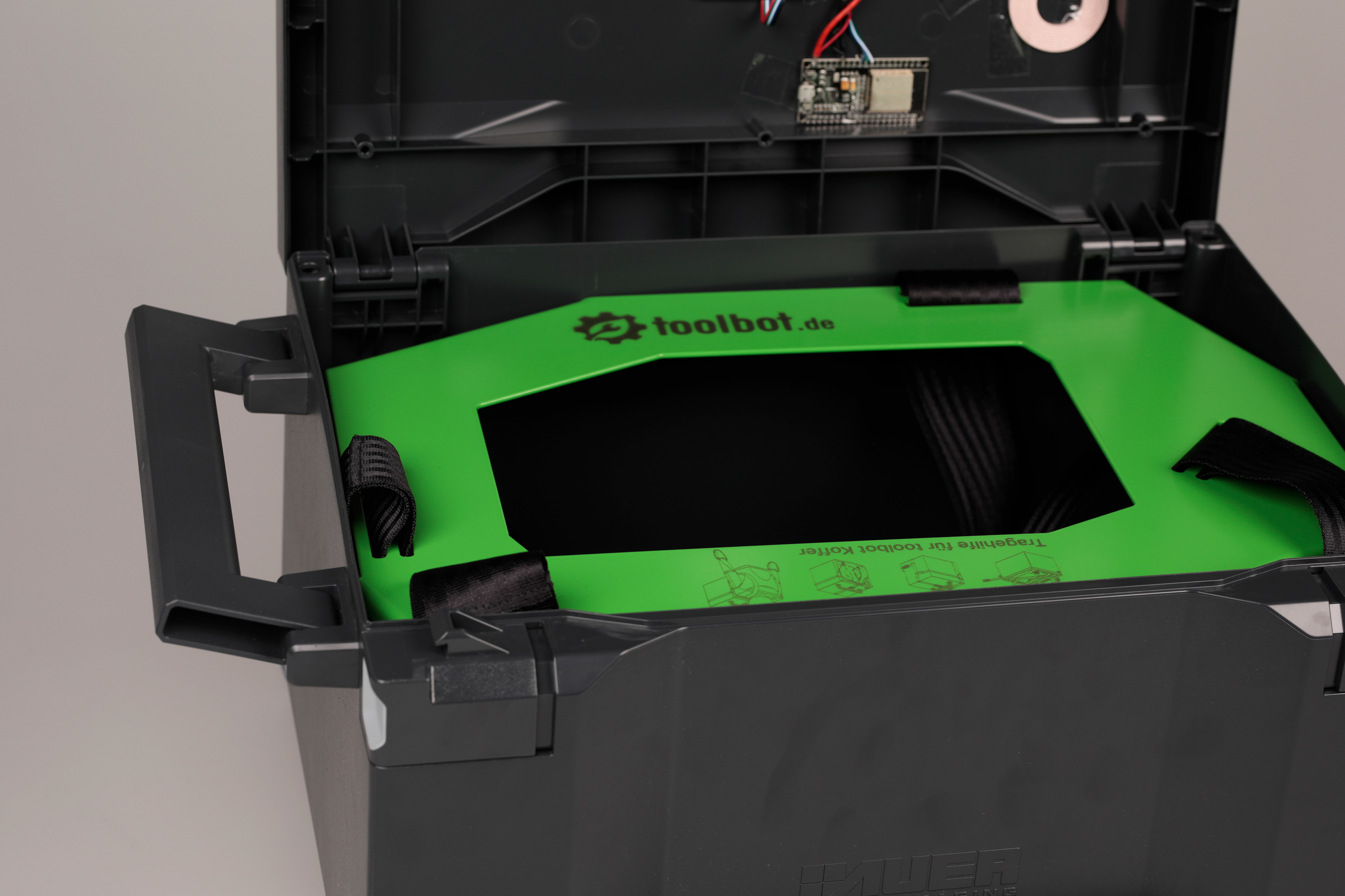 coat inside the Auer case