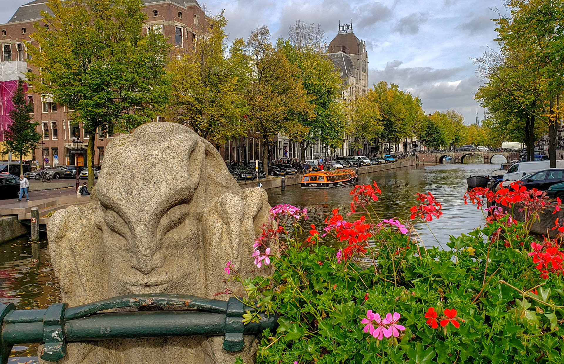 Sculpture and flowers on a small bridge over the Keizersgracht, the Emperor’s Canal, in Amsterdam, Netherlands