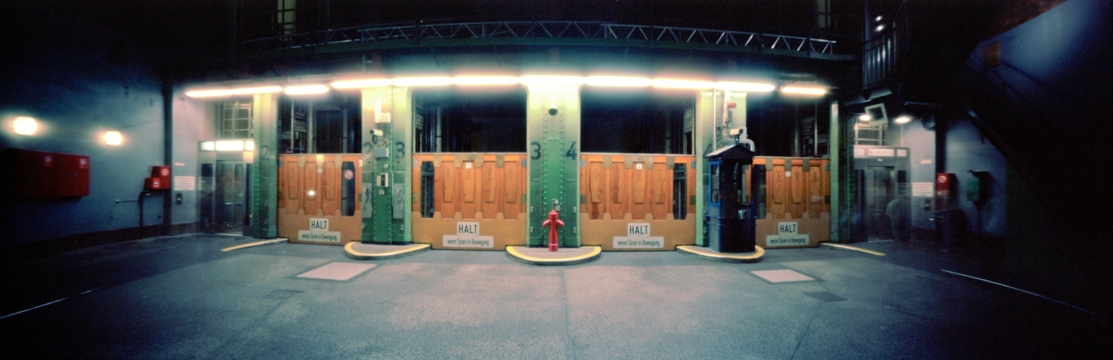 Die Fuhrwerksaufzüge im alten Hamburger Elbtunnel. 8banners Dragon II 618, Kodak Portra 400 NC, belichtet wie Iso 400, Loch 0,3mm, T=25 Min, f 200
