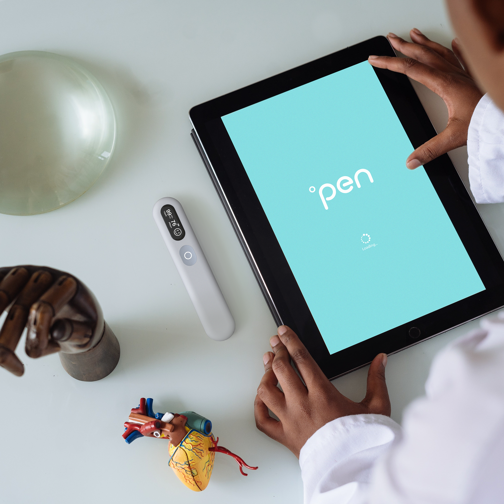 Doctor connecting °pen to its integrated application in a tablet.
