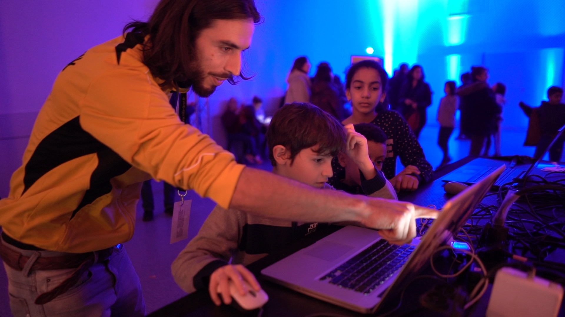 On the side, a blackboard is set for kids, with a computer to play with the Video Mapping
