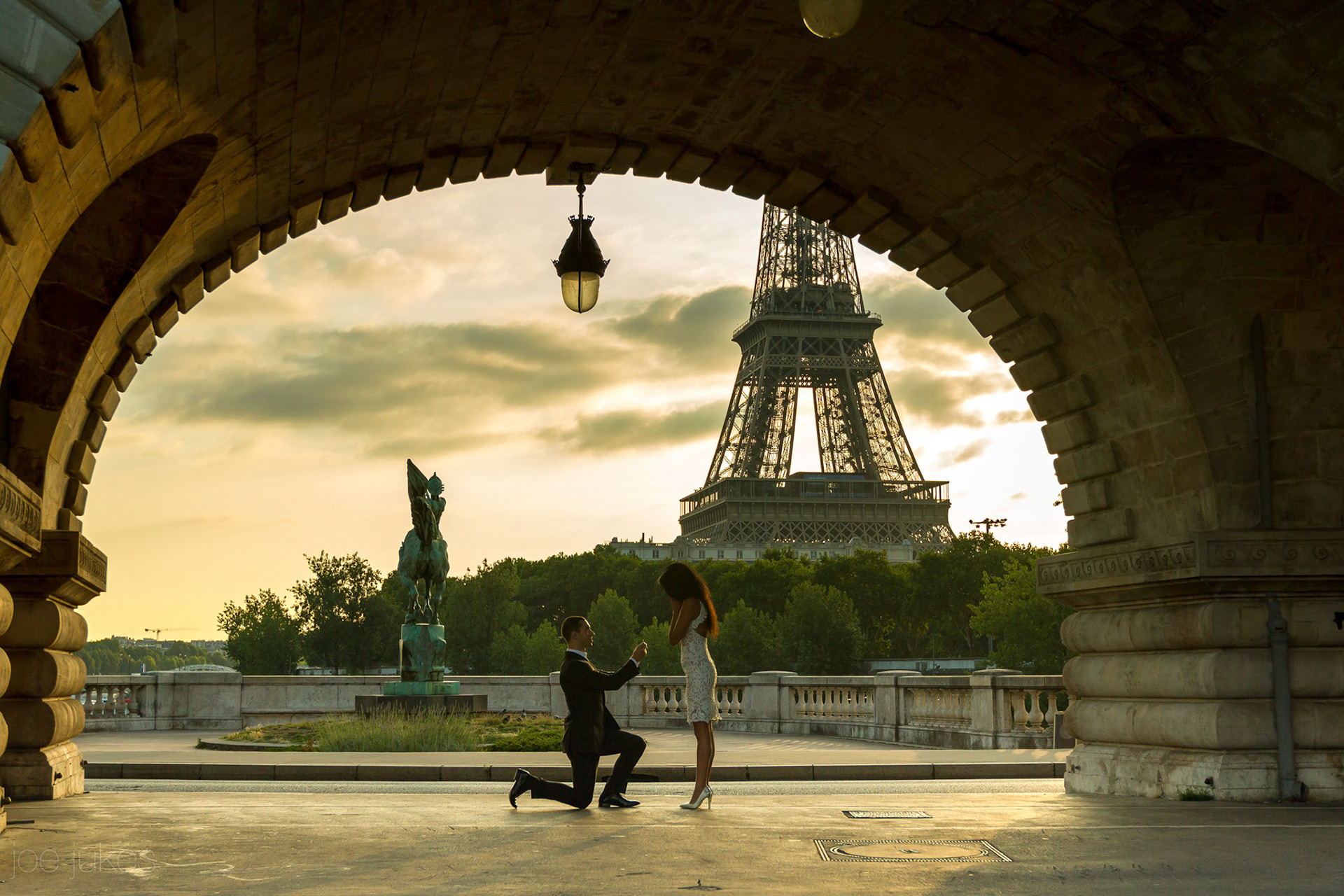 Straight from the movies! Surprise proposal at Pont Bir-Hakeim, Paris, France