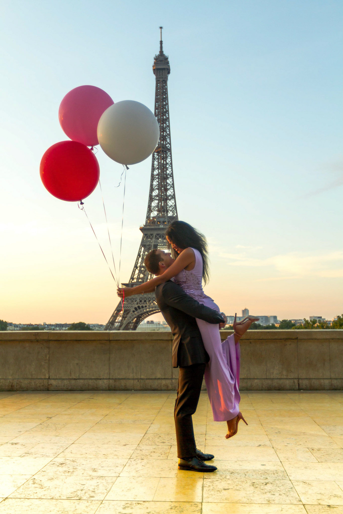 Say it with ballons under the gaze of le Tour Eiffel - Paris, France