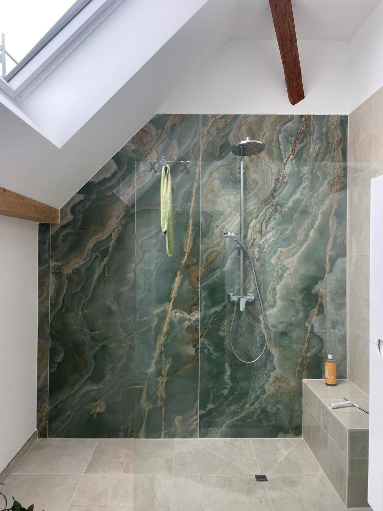 Dusche mit Marmor