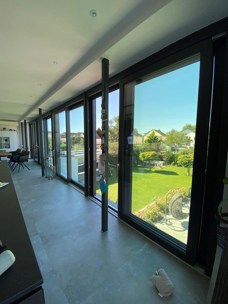 Glasfassade mit Schiebeelementen