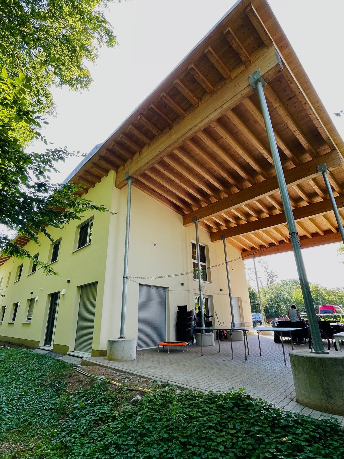 Terrasse mit Holzdach