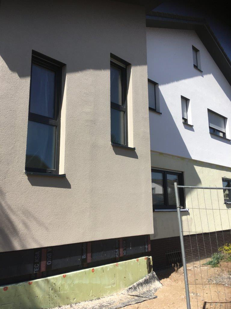 Farblich abgetrennter Anbau