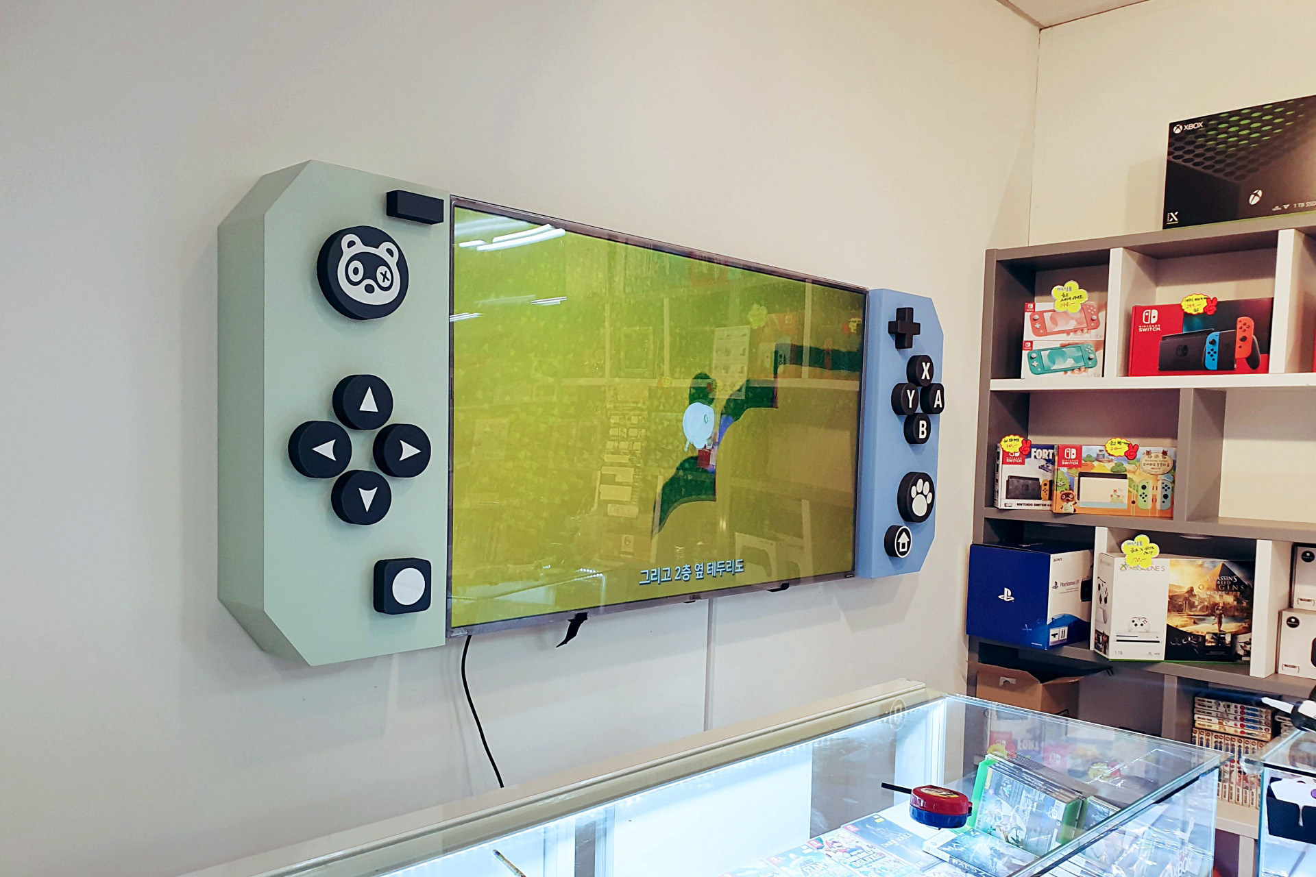 우리스타일 게임 매장 내부 사인물 디자인 벽면 디스플레이