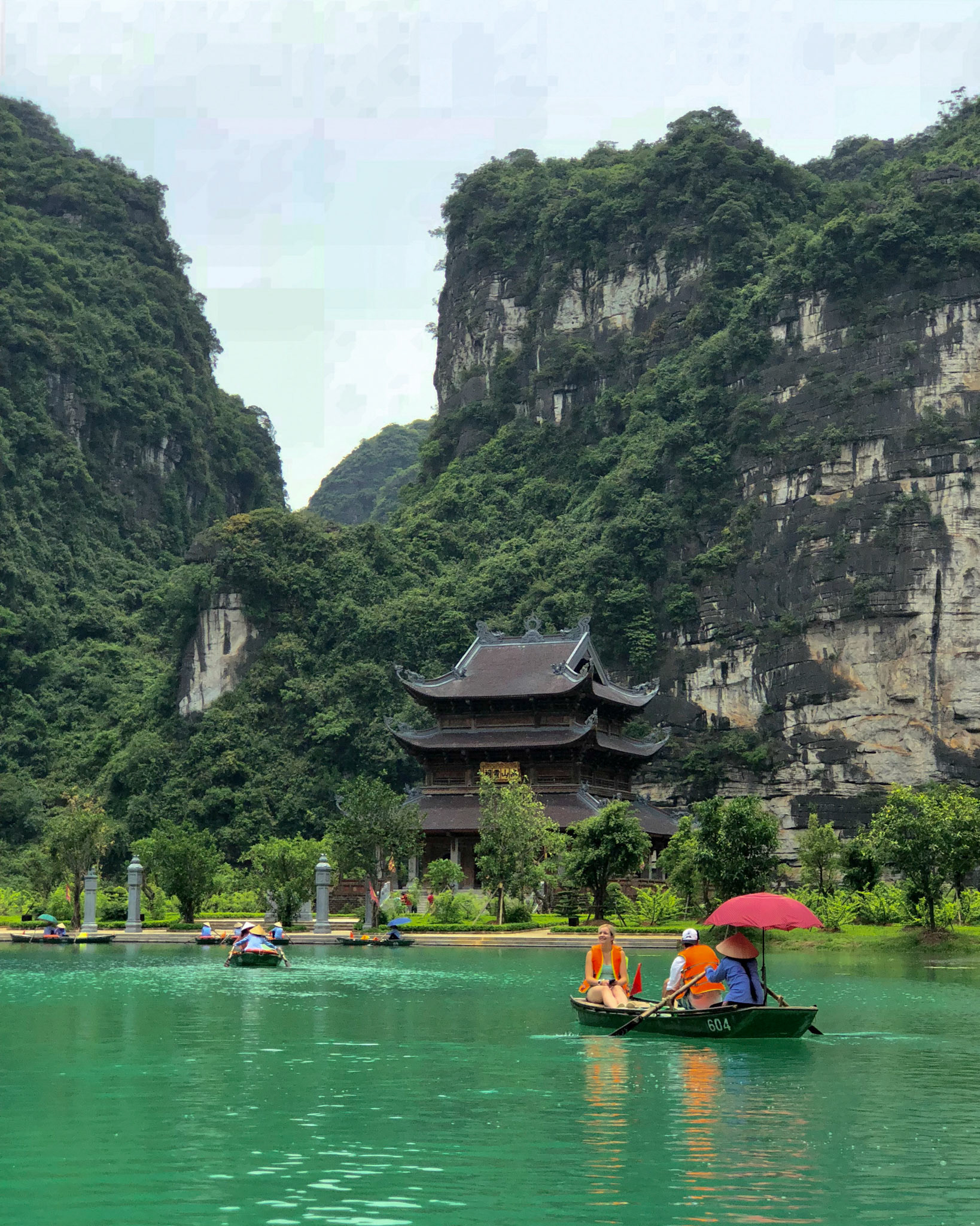 Rowboat and Pagoda, Tràng An, Việt Nam
