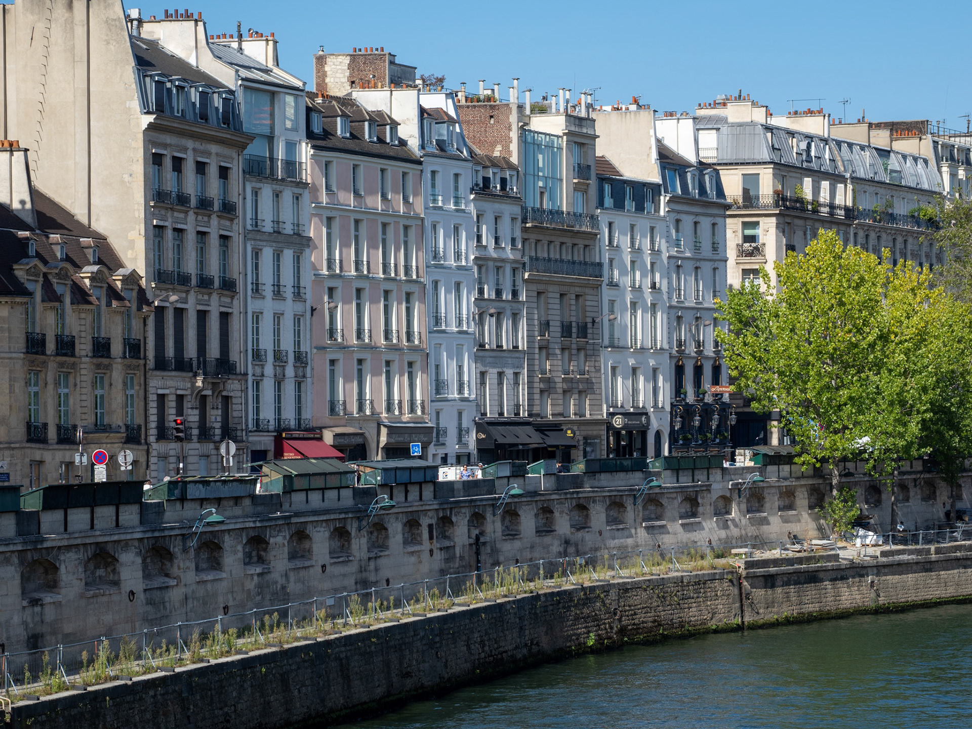 A compressed view highlights the repeating pattern of multiple apartment buildings and windows as they follow along a curve in the River Seine.