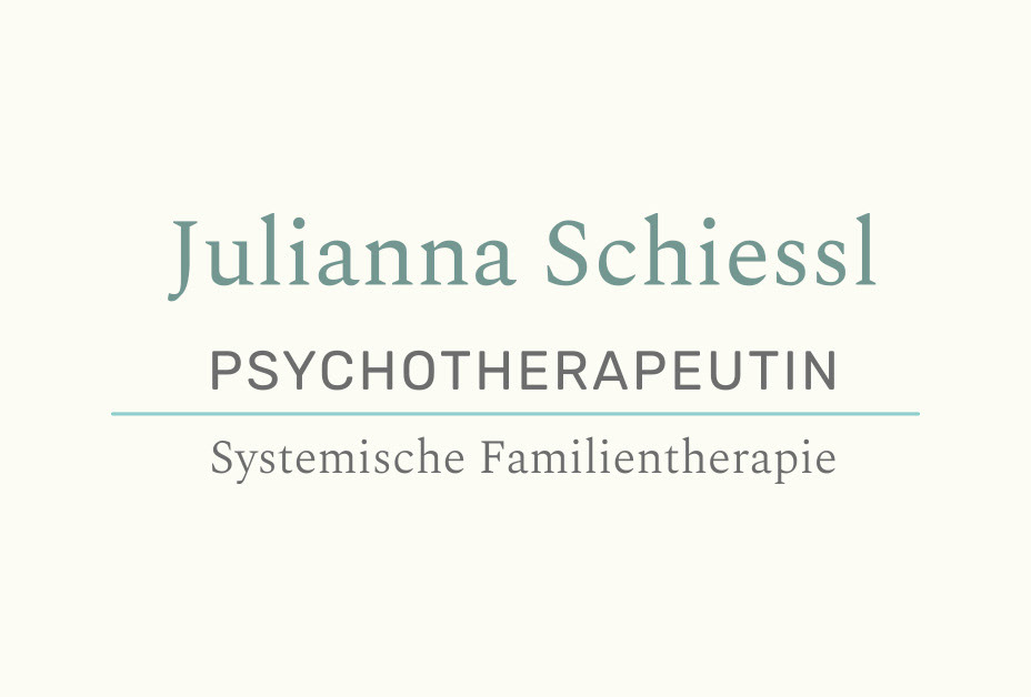 Logo: Wortmarke von Julianna Schiessl, Psychotherapeutin für systemische Familientherapie in sanften Grau- und Petroltönen.