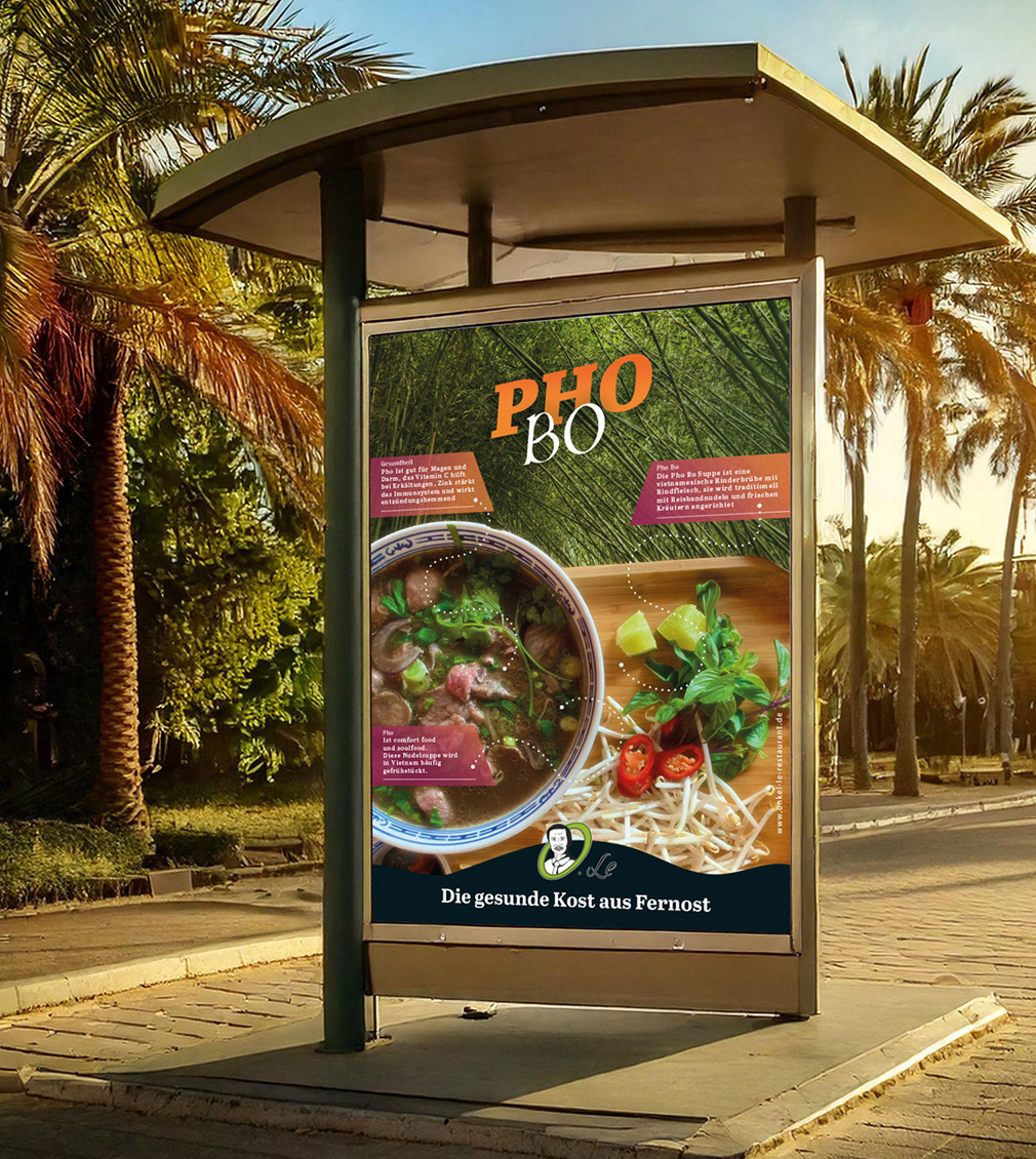 Plakat-Infografik: Restaurant OnkelLe, Bánh Canh Nudelsuppe mit illustrierte Zutaten und Vietnam-Karte. In (AI) Aufsteller, umgeben von Sand und Palmen.