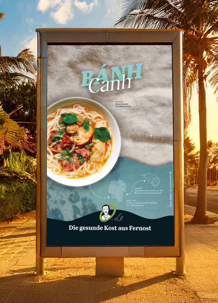 Restaurant OnkelLe, Bánh Canh Nudelsuppe mit illustrierte Zutaten und Vietnam-Karte. In (AI) Aufsteller, umgeben von Sand und Palmen.
