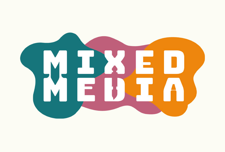 Abstraktes Logo: MIXED MEDIA in weißer Schrift mit Negativraum, der künstlerische Materialien zeigt, vor organischen Formen in gedämpftem Türkis, Pink und Orange.