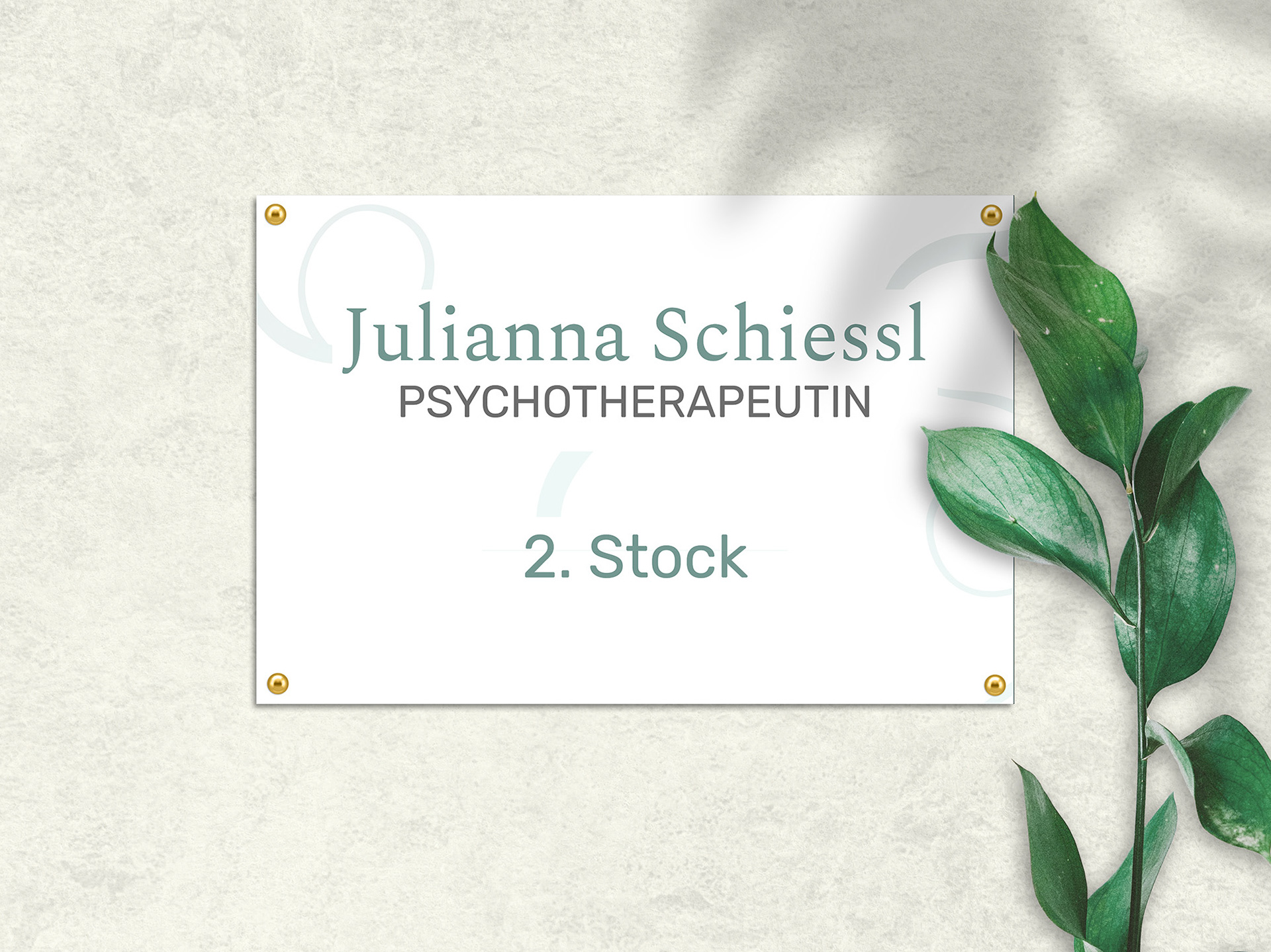 Beschilderung für Psychotherapie im 2. Stock an einer Wand mit Pflanze.