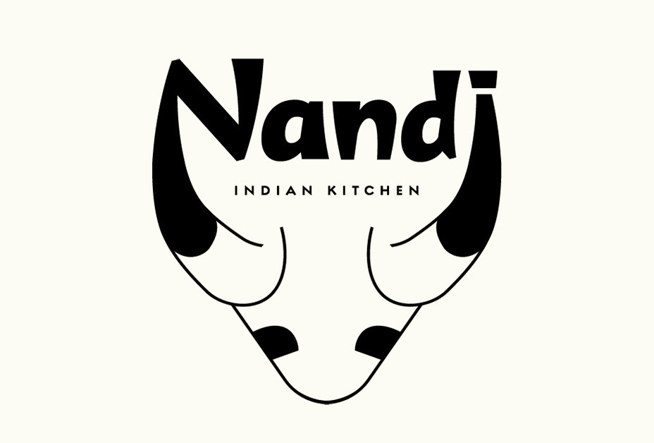 Wort-Bild-Marke/Maskottchen Nandi Indian Kitchen, das gesamte Logo in Schwarz, wobei der Stier unter der Schrift mit seinen Hörnern einen Teil der Buchstaben N und i darstellt.