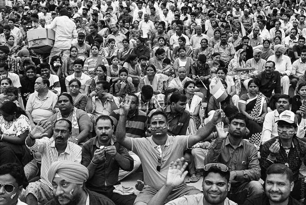 A eager crowd is waiting for the ceremony of the border closing between India and Pakistan, which is due to start shortly.