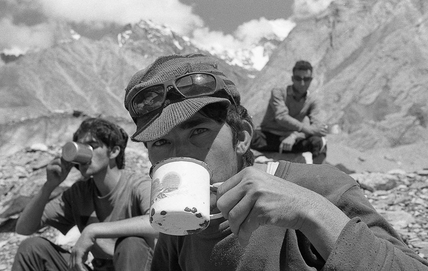 While those who assist the expedition staff typically receive a slightly higher salary, their workload is also considerably more demanding. Beginning their day a few hours before sunrise, they continue to work late into the night, hours after the caravan arrives at the campsite.