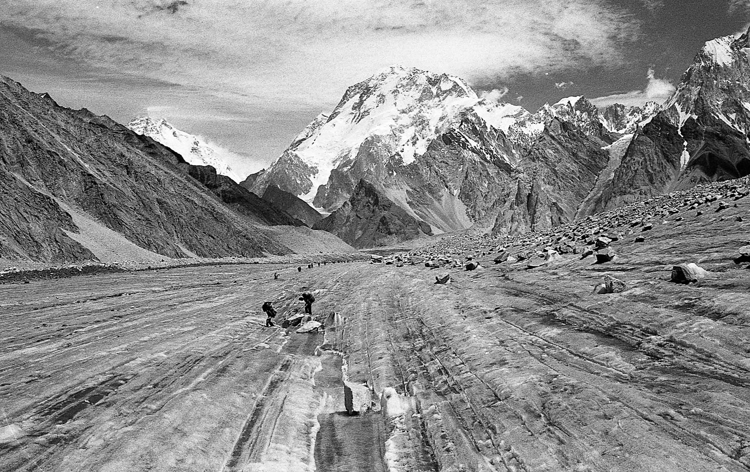 The ascent to Gondogoro La pass, which stands at an altitude of 5585 meters above sea level, marks the most challenging segment of the trek, commencing after Ali Camp.