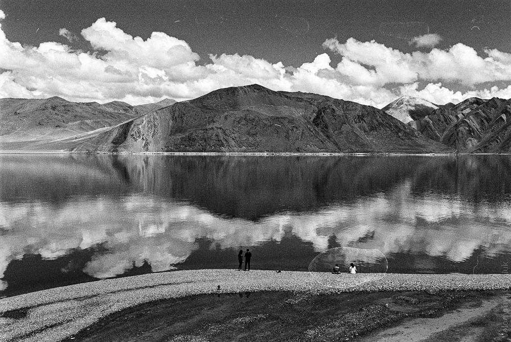 Nestled at elevation of 4000 meters above sea level, the breathtakingly beautiful Pangong Lake sits at the border of India and China.