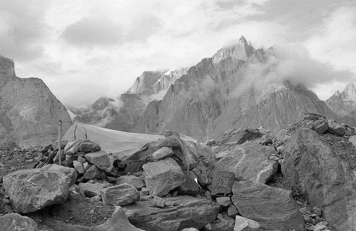 Porters construct simple shelters using polyethylene film and stones, as carrying personal tents would add additional weight to their already heavy loads. However, the primary reason why they don't using tents is due to financial constraints, they simply can't afford it.