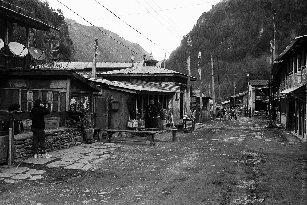 A beautiful village street on the Annapurna Circuit trek invites trekkers to explore the simple and peaceful life in rural Nepal.
